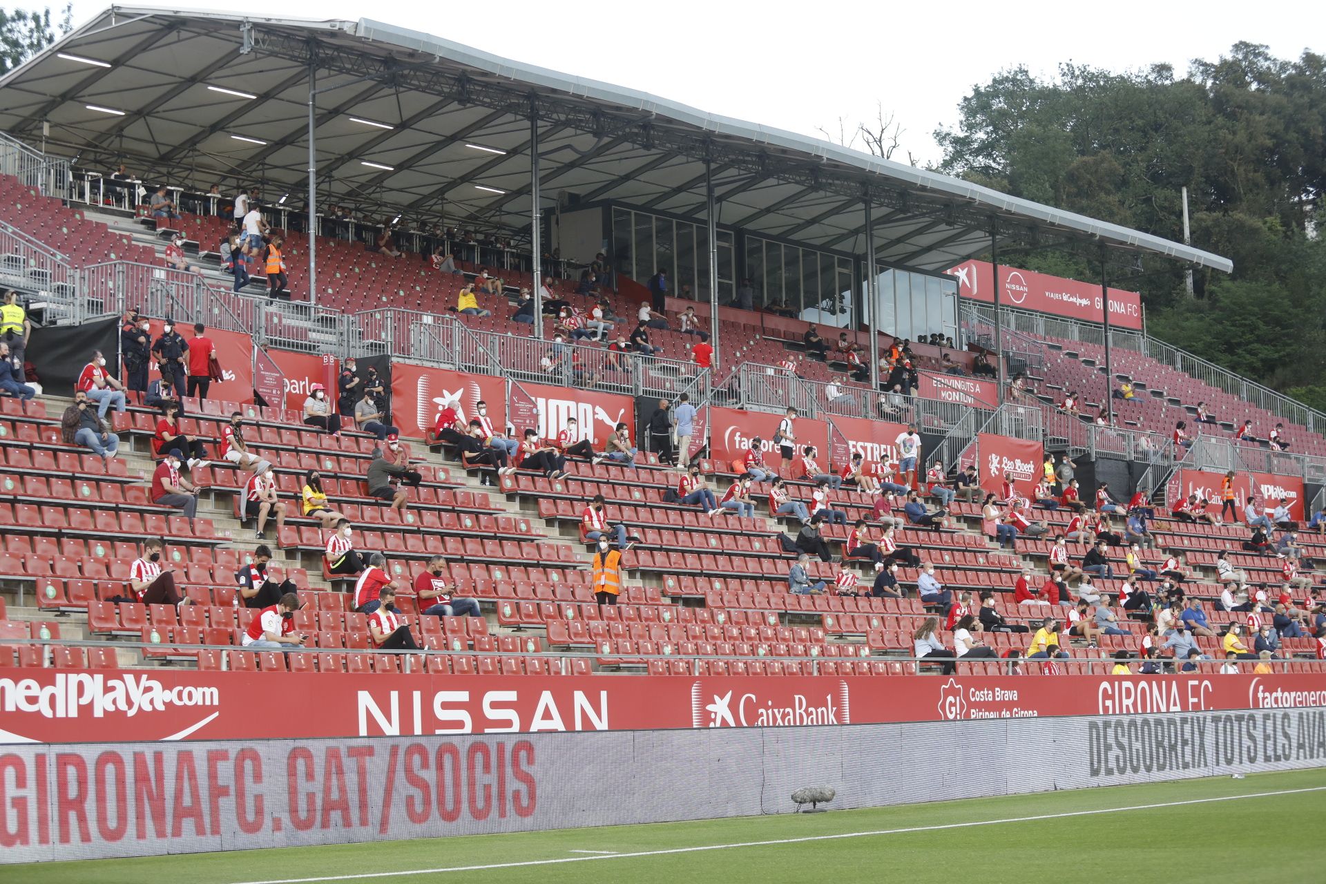 L'afició del Girona torna a posar color a les grades de Montilivi