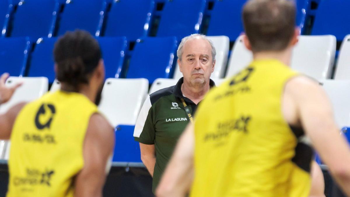 Txus Vidorreta observa un entrenamiento de su equipo.