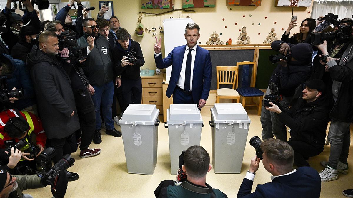 Peter Magyar , líder del partido opositorTisza, emite su voto en Budapest