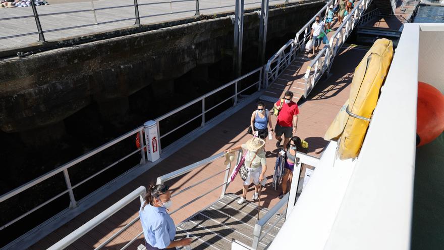 Rescatan a un hombre que cayó al mar cuando subía a un barco en Vigo