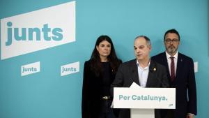 GRAFCAT8455. BARCELONA, 16/02/2026.- El secretario general de JxCat, Jordi Turull, acompañado por los vicepresidentes Mònica Sales (i) y Josep Rius (d), ha anunciado este lunes que han solicitado la comparecencia urgente en el Parlament del presidente de la Generalitat, Salvador Illa, ante el colapso en el país y por tanto nivel de malestar que está generando en los ciudadanos. EFE/Alberto Estévez