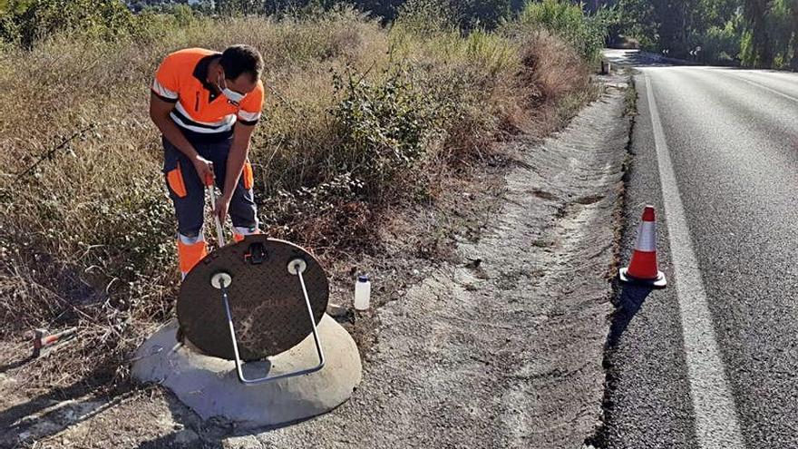 Un operario extrae una muestra de aguas en Riba-Roja.