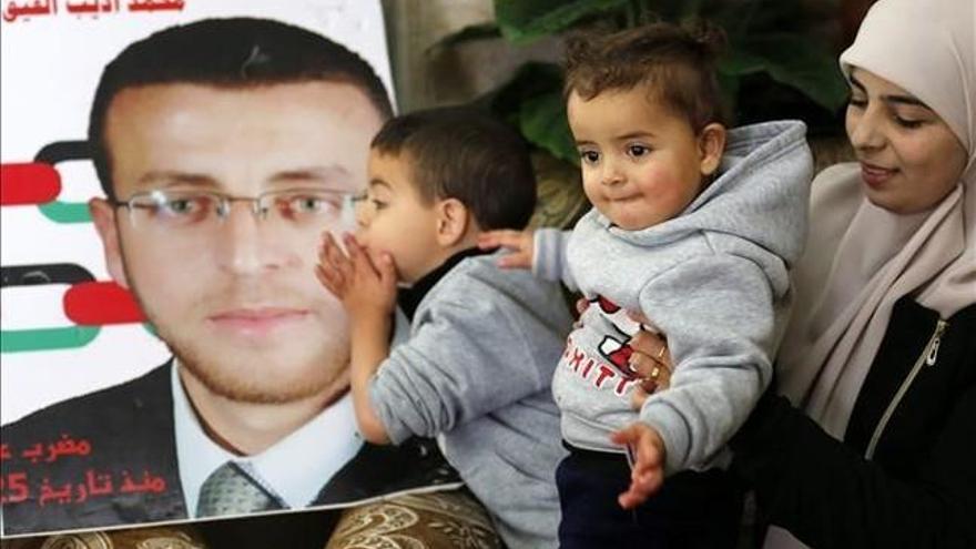 Un periodista palestino preso por Israel, en riesgo de muerte tras 65 días en huelga de hambre