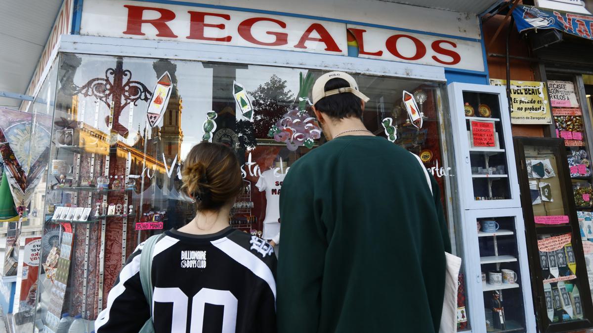 En la plaza conviven comercios de toda la vida, como las tiendas de recuerdos, con restaurantes nuevos y cadenas.