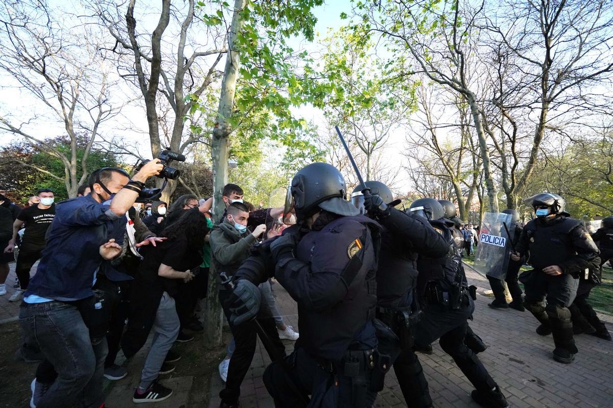 Càrregues policials en l’acte de Vox al barri de Vallecas, a Madrid