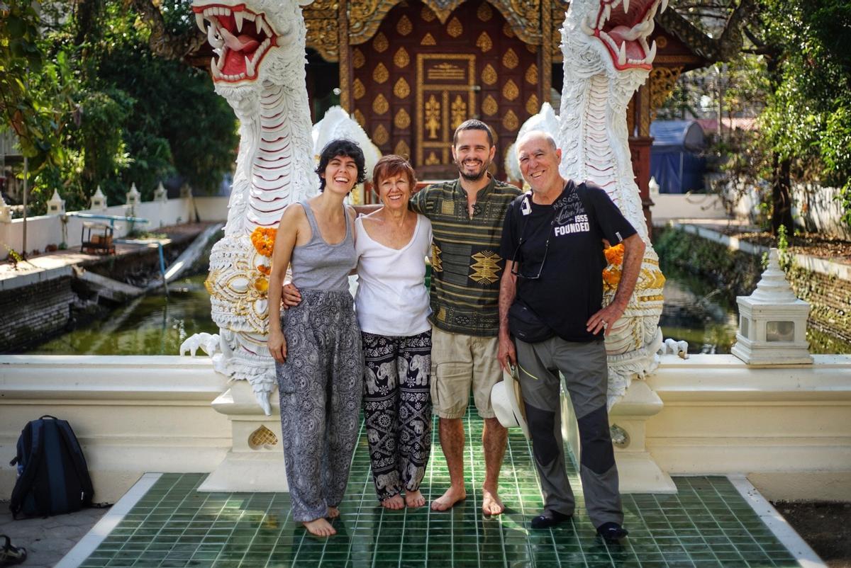 Adrián junto a su familia, imágenes compartidas por su hermana Elena