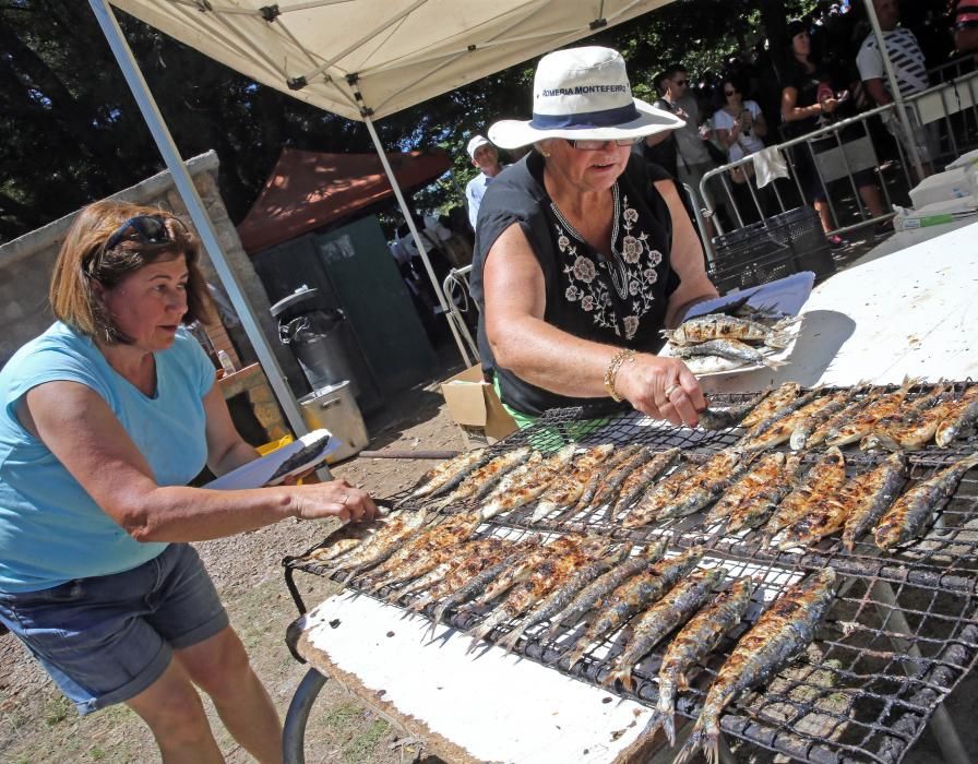 Cientos de personas celebran una sardinada en Nigrán para celebrar el inicio del verano.