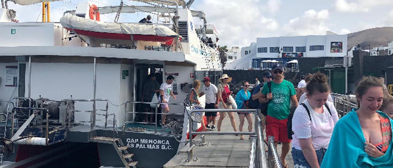 Pasajeros desembarcando de uno de los barcos de las líneas regulares que cubren el trayecto entre Lanzarote y La Graciosa.