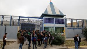 BARCELONA 24/10/2016 Sociedad El Abogado Andres Garcia declara al salir del CIE de la Zona Franca, tras visitarlo junto a una plataforma pro derechos humanos y  Tancarem , con la presencia de políticos afines de la CUP, EIUA, ERC; ... FOTO de RICARD CUGAT