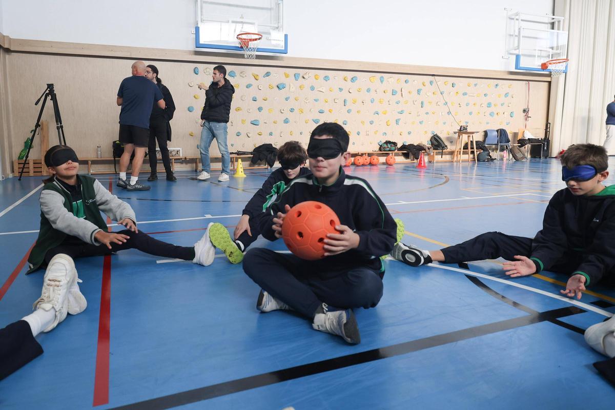 Alumnos jugando a Goalball, deporte inclusivo, durante las jornadas paralímpicas 2026