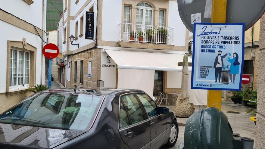 Una de las calles de O Grove donde se incide en la necesidad de luchar contra el Covid y por la limpieza.