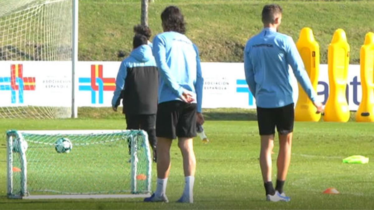 Uno, dos, tres... Cavani no estuvo acertado con el reto de la Botella Challenge