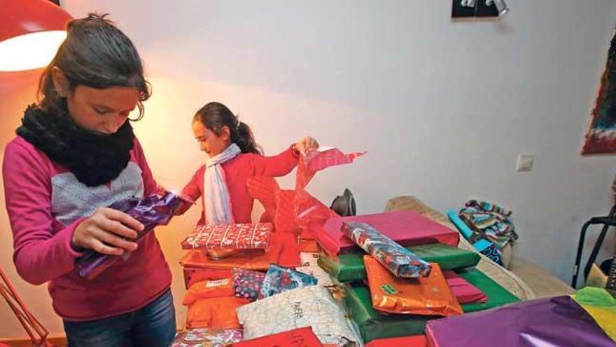 Los niños abrieron los paquetes en casa antes de que muchos los estrenasen fuera. Martina, rodeada de regalos para toda la familia.