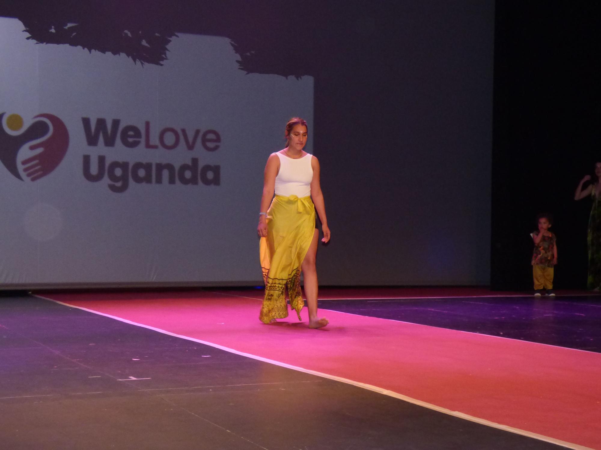 Desfilada solidària a Roses per a l'educació dels nens a Uganda