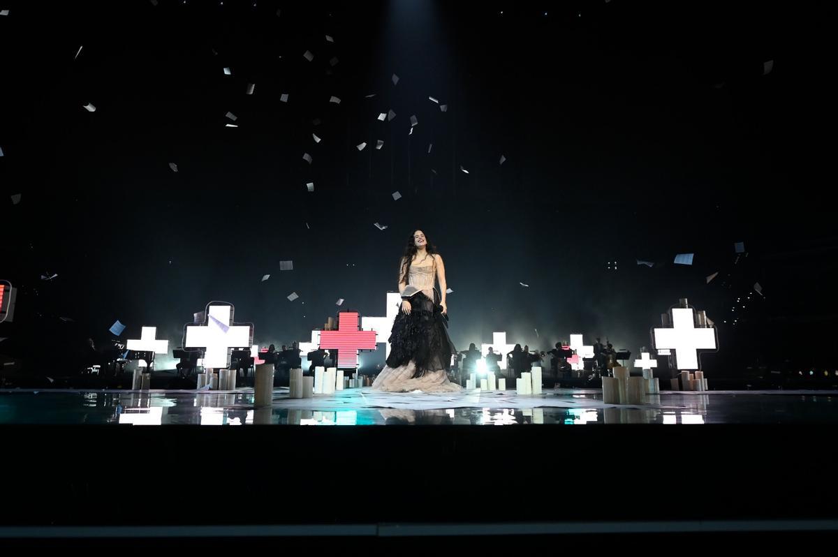 Rosalía durante su actuación en los 40 Music Awards en el Roig Arena