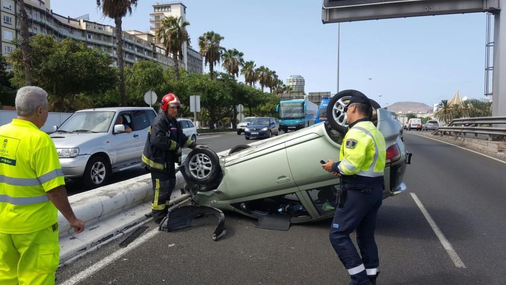 Dos vuelcos bloquean la Avenida Marítima