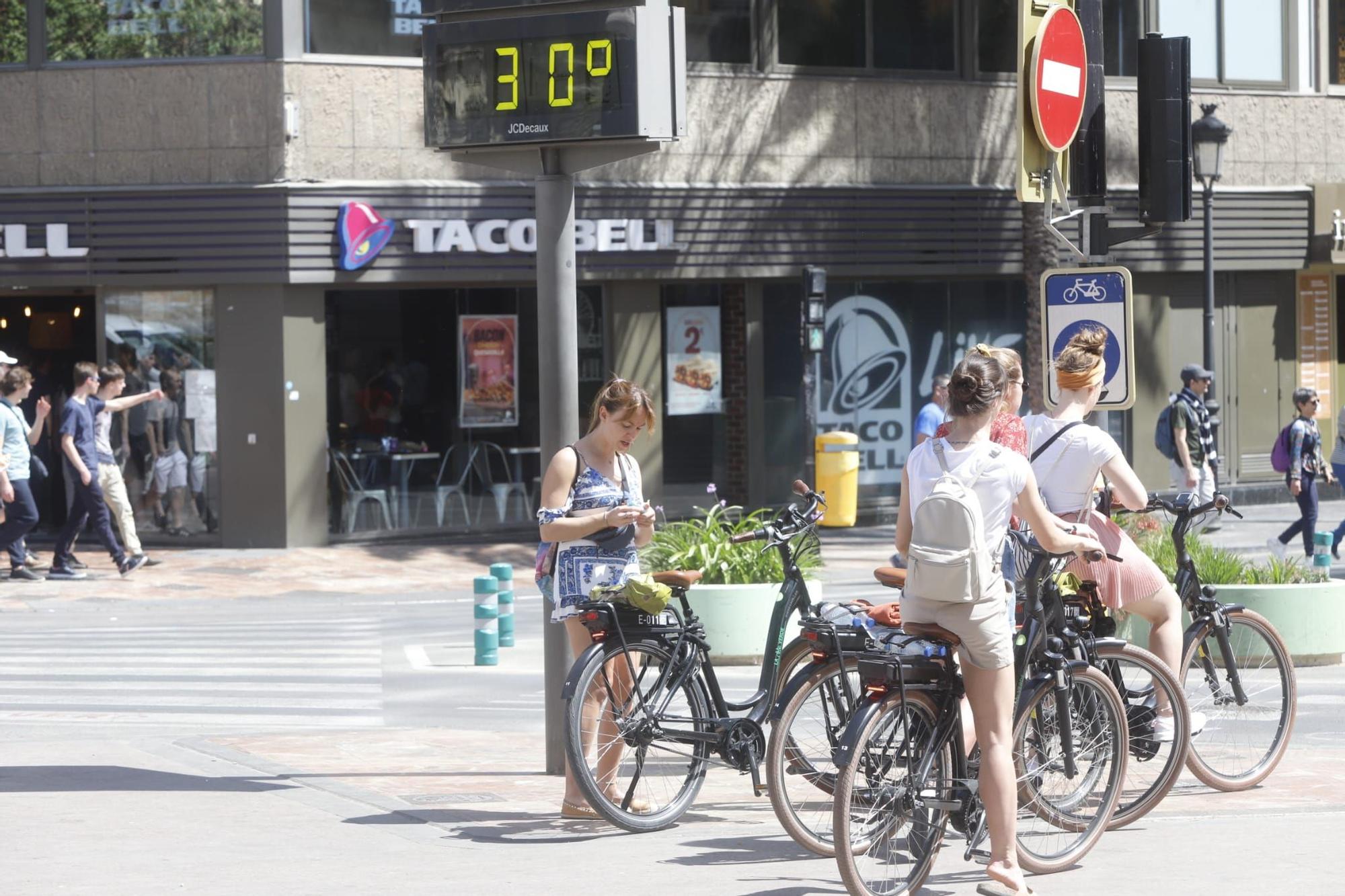 València a rebosar de gente en el fin de semana previo al puente del 1 de mayo