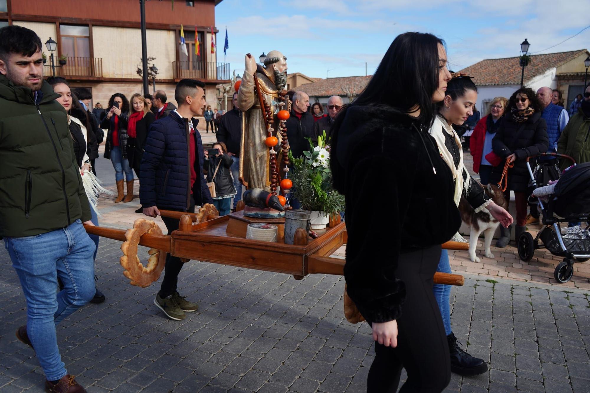 GALERÍA | Así celebran San Antón en Monfarracinos: quintas, animales y bendiciones