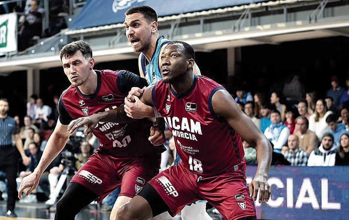 Sakho, a la derecha, en su último partido con el UCAM. | ACB PHOTO/D. CATALÁN