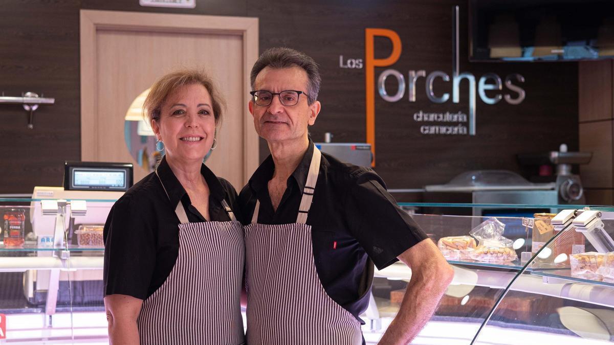 Un comercio familiar de un barrio de Zaragoza baja su persiana tras casi medio siglo: "Son muchos años trabajando"