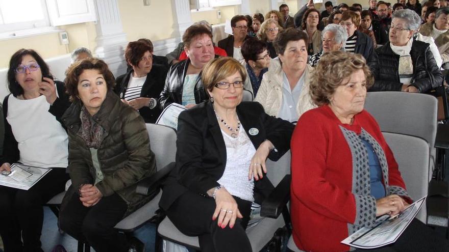 Parte de las homenajeadas, durante el encuentro en la Casa de Cultura de Castropol.