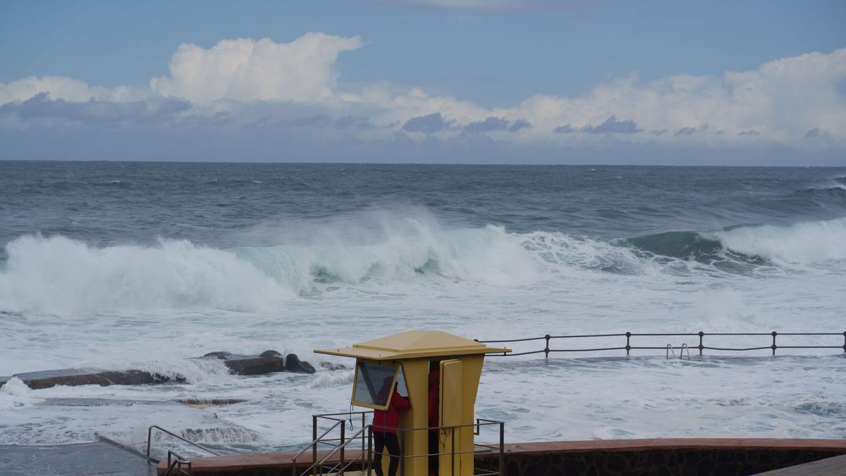 Oleaje en la costa de Bajamar (Tenerife) por la borrasca Therese