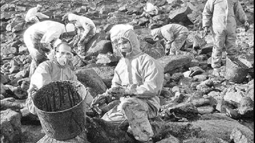 Voluntarios recogiendo chapapote, en la Costa da Morte. / XoÁn Álvarez