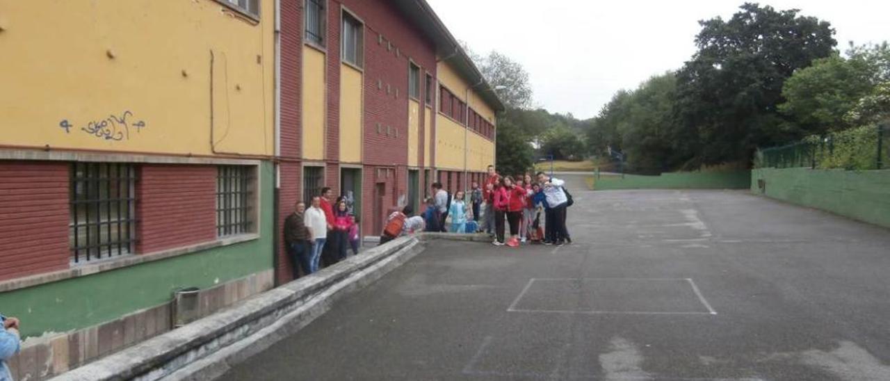 Padres y alumnos, en el patio del colegio.