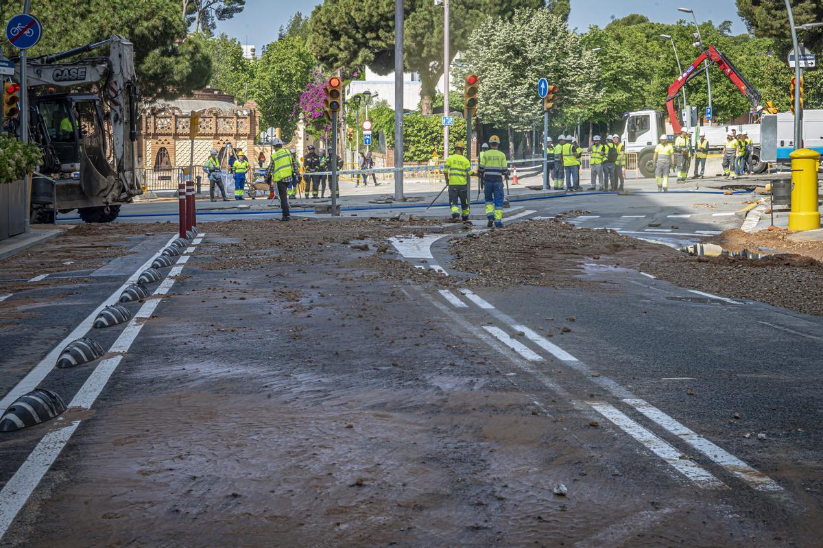 Escape de agua de grandes dimensiones en la avenida Pedralbes con el paseo Manuel Girona de Barcelona