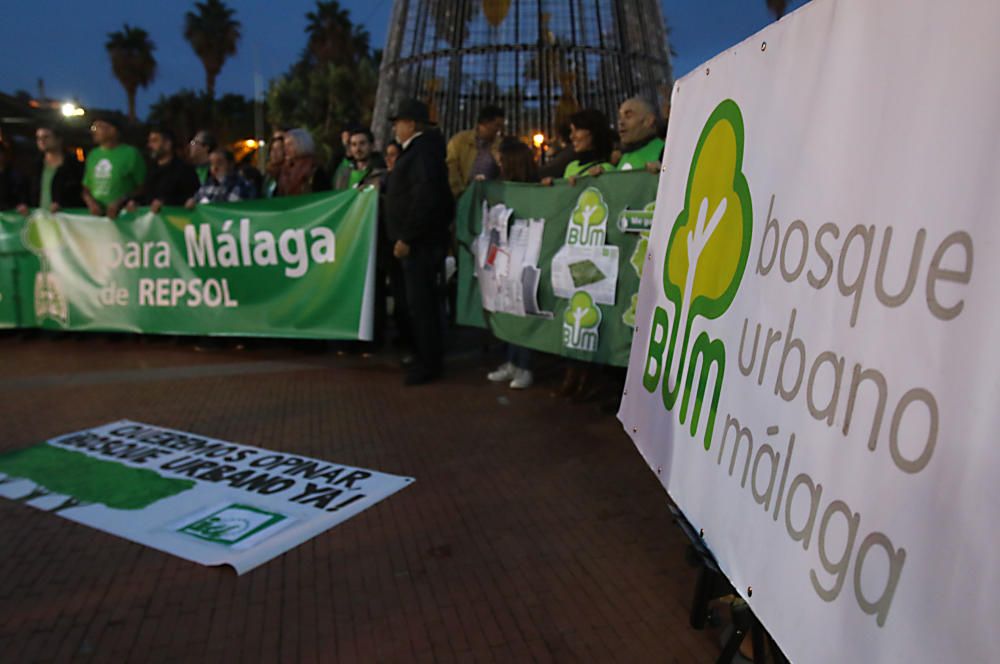 Un centenar de personas se concentran en la plaza de la Marina para pedir la construcción de un gran parque en los antiguos terrenos de Repsol.