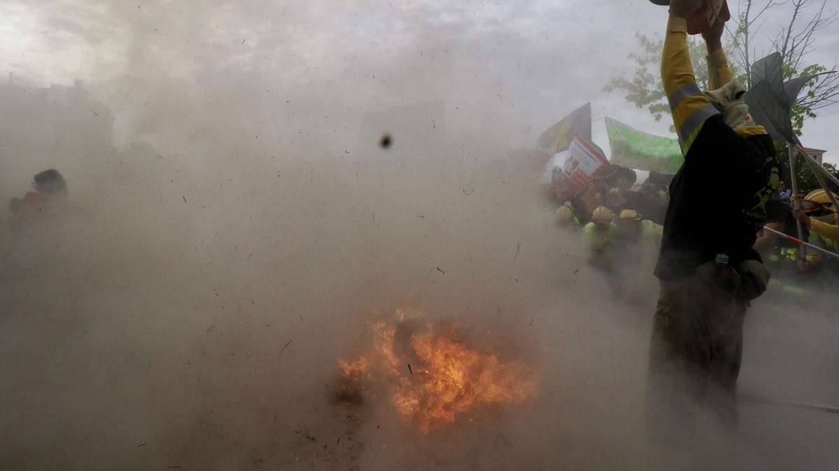 Bomberos forestales durante una concentración frente a las Cortes de Castilla y León, a 29 de agosto de 2025, en Valladolid, Castilla y León (España). La protesta se desarrolla bajo el lema,  'Mala gestión ¡Quiñones dimisión!' y coincide con la comparecencia del presidente de la Junta para explicar los trabajos de los incendios que se han producido en la Comunidad este verano. 29 AGOSTO 2025;CONCENTRACIÓN;CORTES;MAÑUECO;INCENDIOS;DIMISIÓN;VALLADOLID;CASTILLA Y LEÓN;ESPAÑA Photogenic/Claudia Alba / Europa Press 29/08/2025. Photogenic/Claudia Alba;