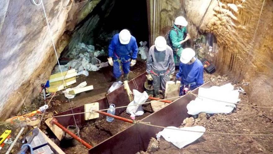 Foto de archivo de los trabajos de excavación de la Cueva del Ángel de Lucena.