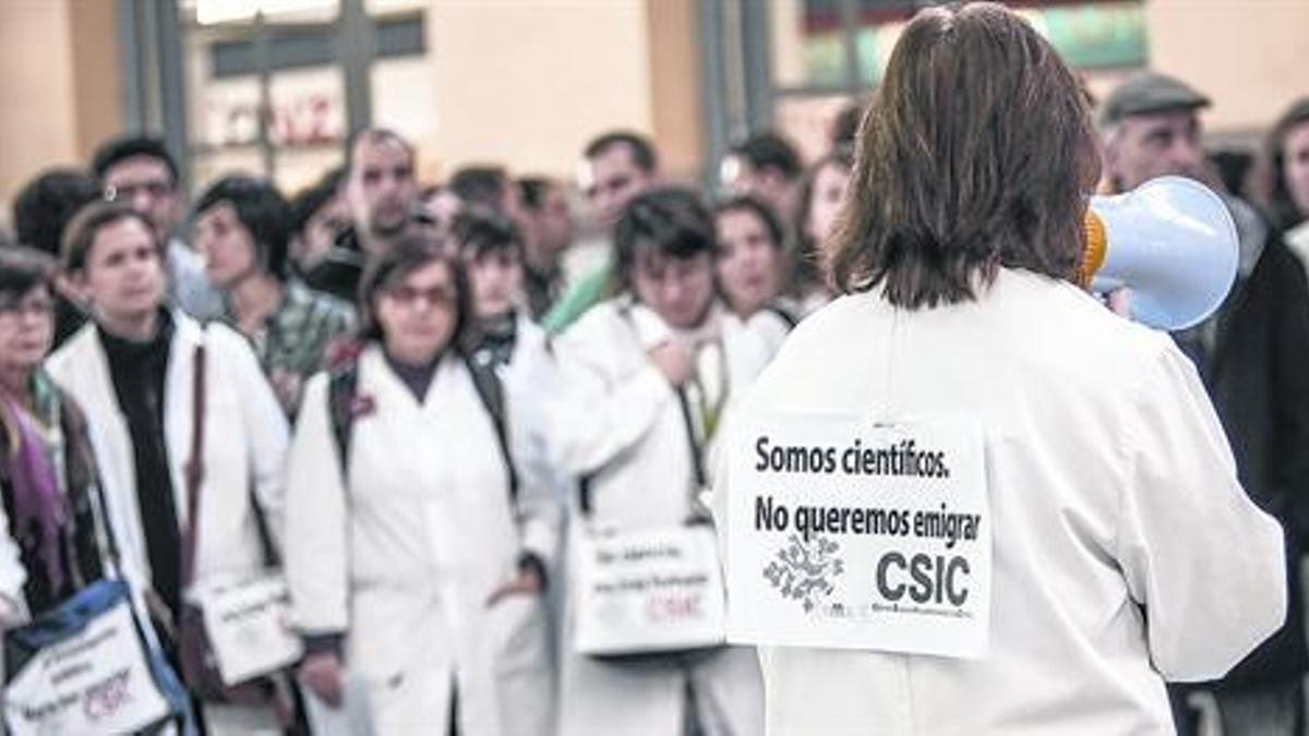 Unos investigadores protestan contra los recortes en Valencia, en diciembre del 2012.