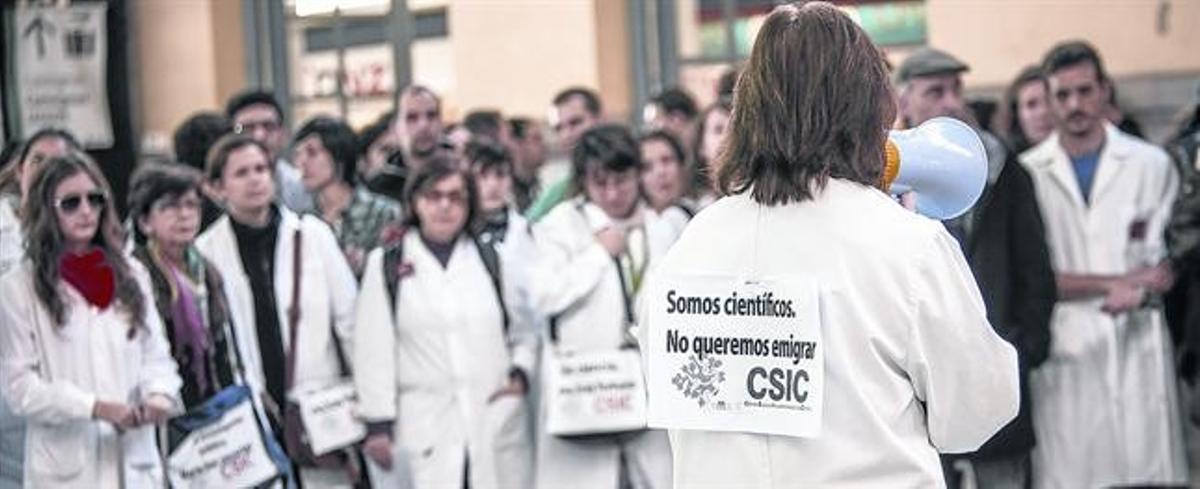 Uns investigadors protesten contra les retallades a València, el desembre del 2012. Uns investigadors protesten contra les retallades a València, el desembre del 2012.
