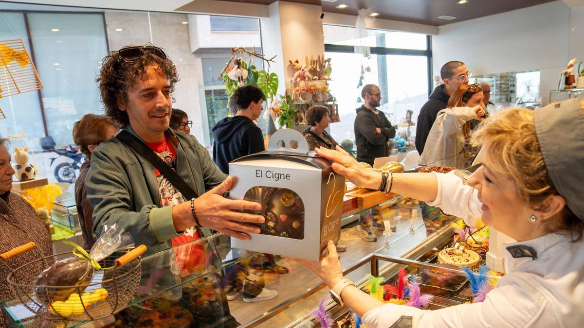 Venda de mones de Pasqua a la pastisseria El Cigne