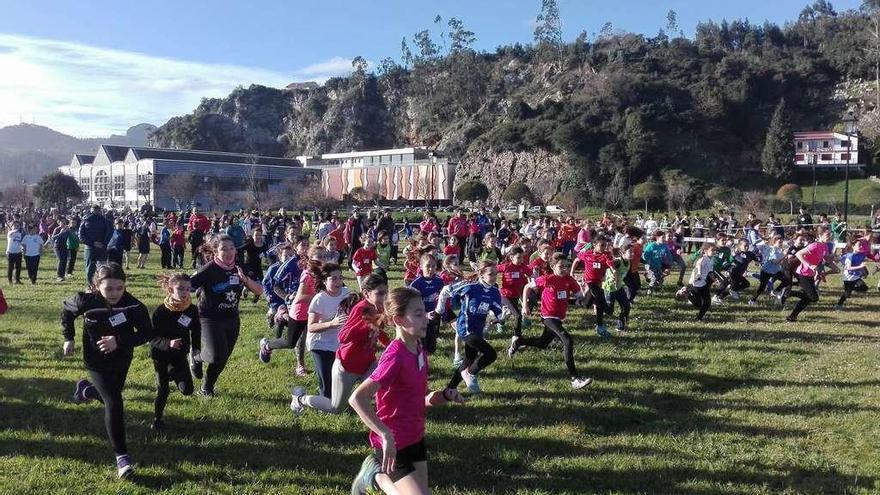 Multitudinaria salida de una de las pruebas de ayer en Ribadesella.