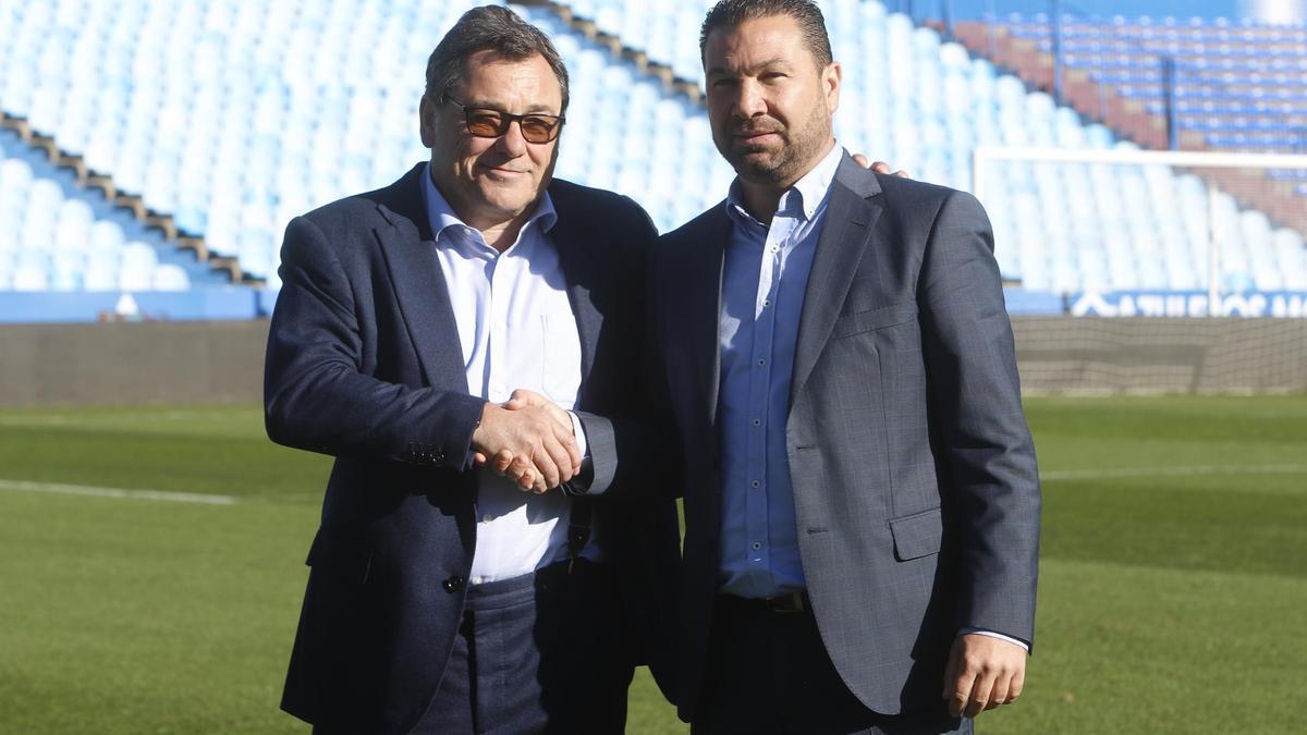 Raúl Sanllehí y Juan Carlos Cordero estrechan sus manos en la presentación del director deportivo.