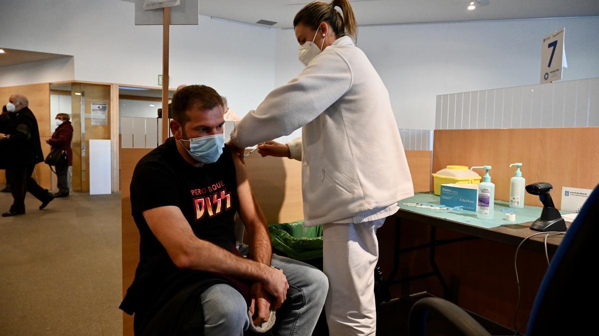 Un hombre recibe la tercera dosis de refuerzo de la vacuna contra el COVID en Pontevedra.