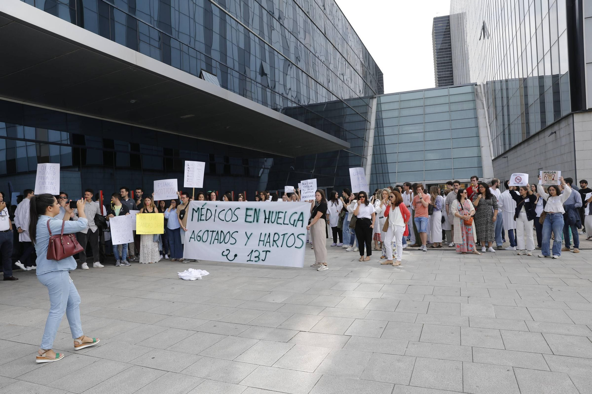 Protestan en el HUCA por las largas jornadas