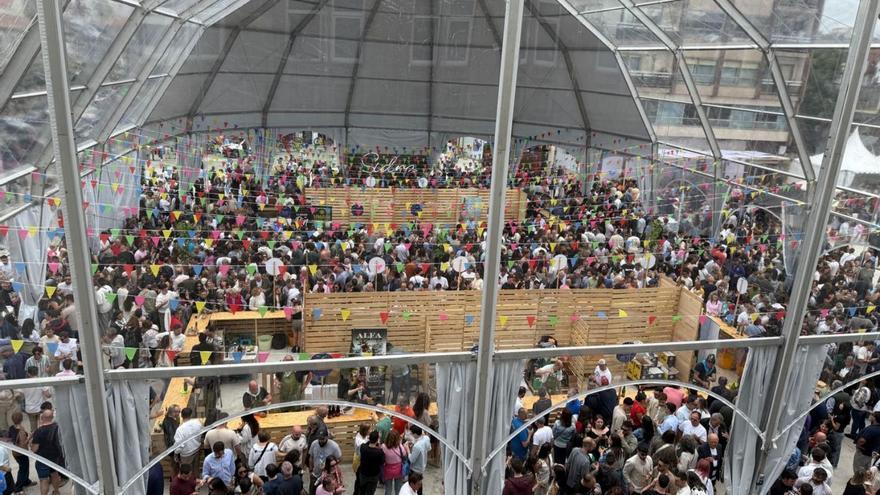 La carpa de la degustación, repleta de asistentes a la cita en torno a las barras.