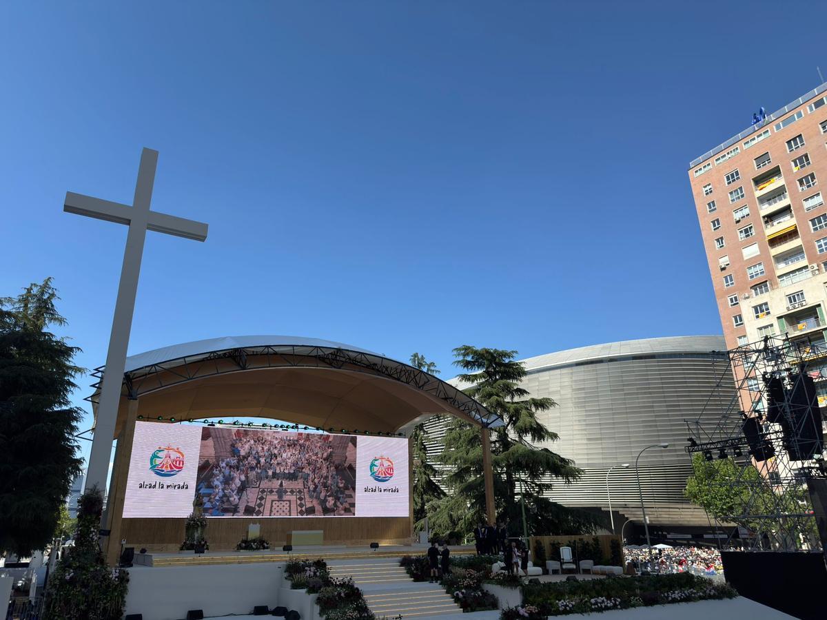 Ambiente en la plaza de Lima de Madrid antes de la vigilia del Papa.