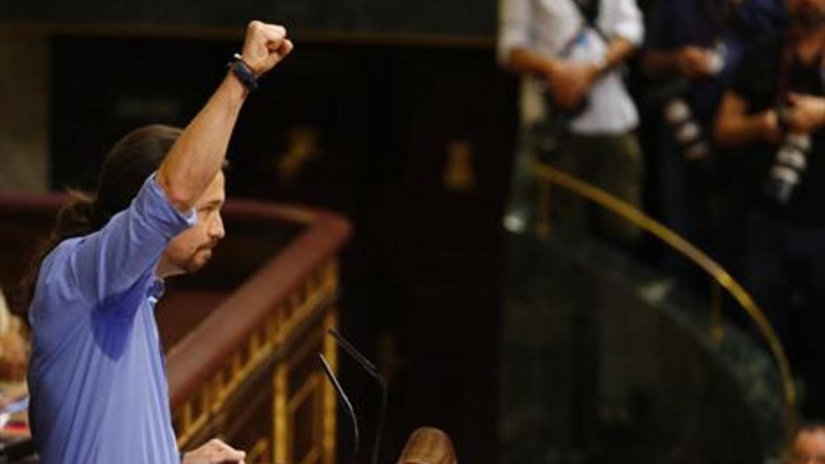 Pablo Iglesias levanta el puño, en la tribuna del Congreso.