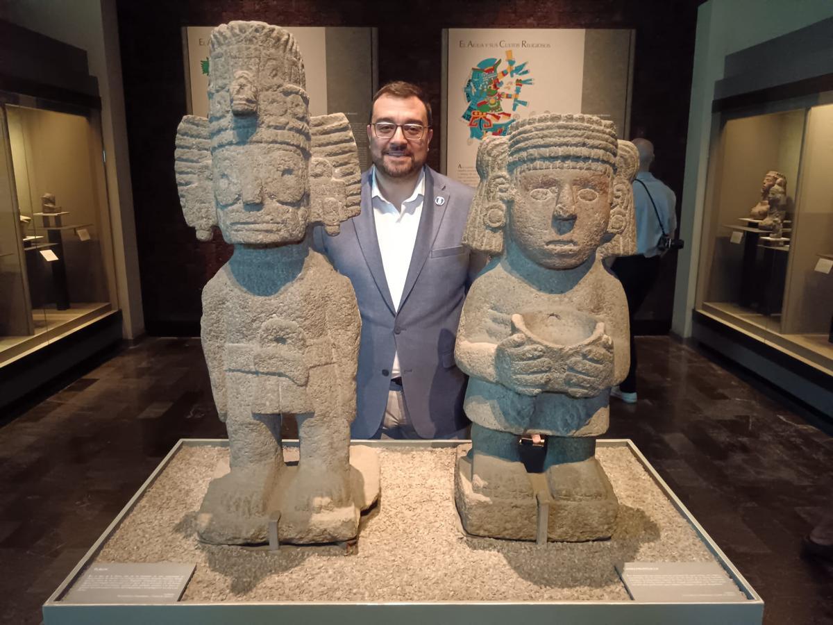 Barbón con la escultura del dios Tláloc