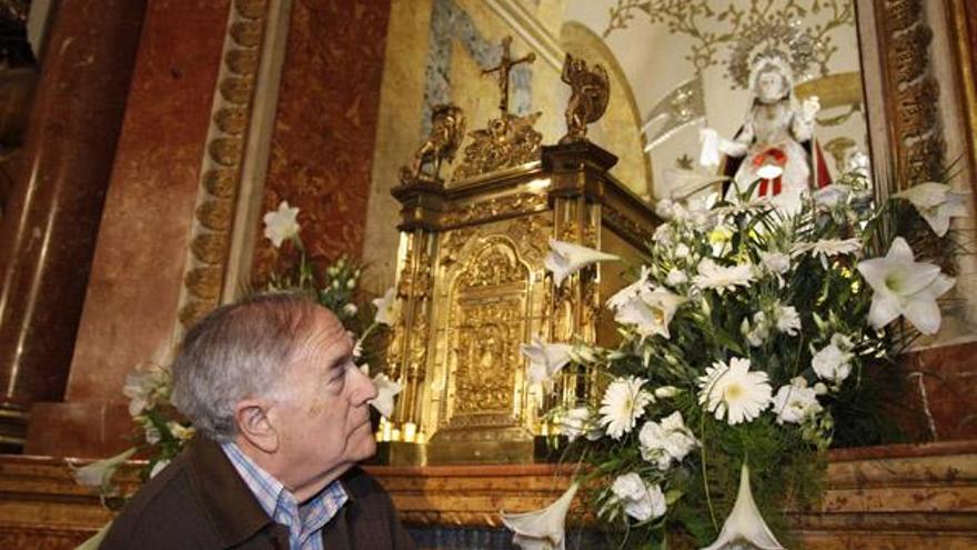 Conrado Eguaras, presidente de la Cofradía, observa con devoción la imagen de la Virgen de la Concha.