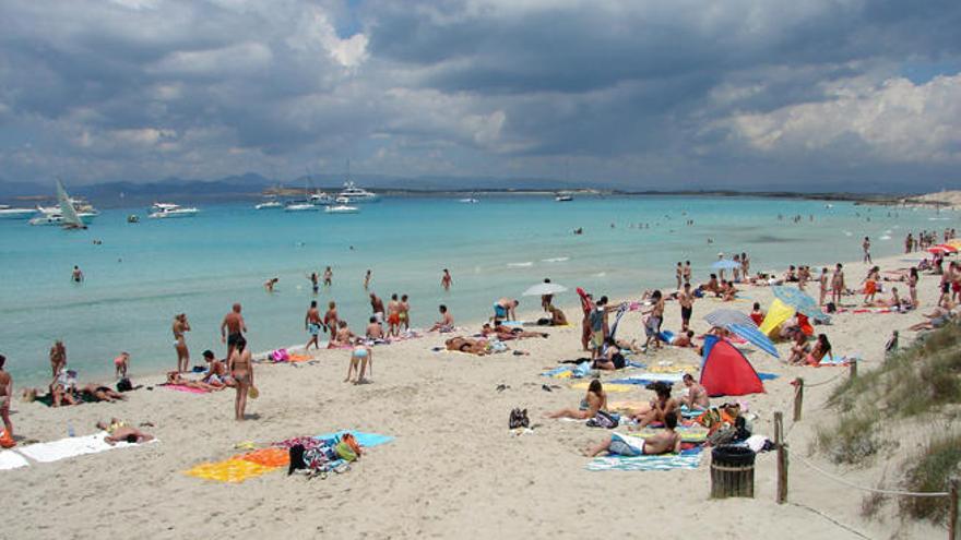 Turistas en la playa de ses Illetes (Formentera).