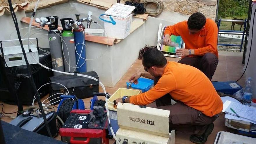 Los técnicos comprueban el nivel de emisión de humos.