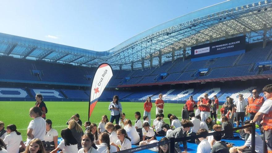Más de 300 alumnos se reúnen en el estadio de Riazor para aprender primeros auxilios