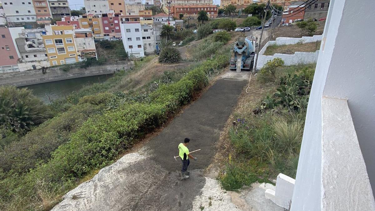 Operarios municipales realizan los trabajos de mejora del pavimento de la calle de Cancela Trasera