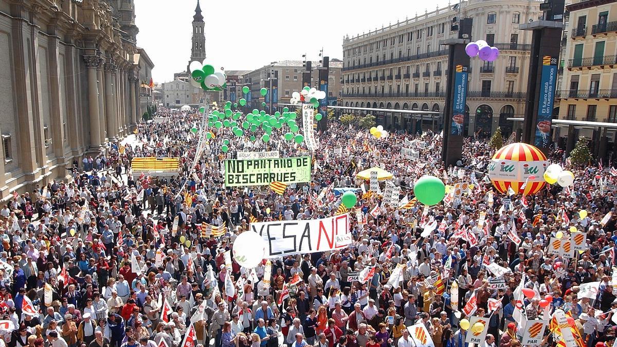 Concentración contra el trasvase del Ebro en la Plaza del Pilar en 2003