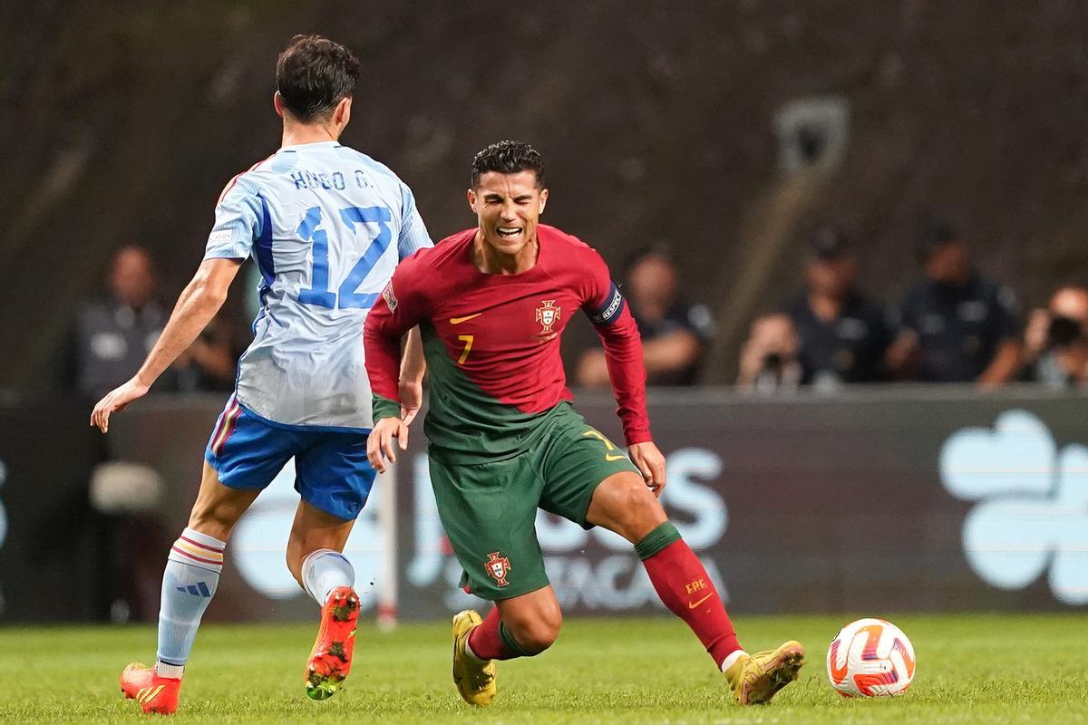 Braga (Portugal), 27/09/2022.- Portugal player Cristiano Ronaldo (R) in action against Spain player Hugo Guillamon during the UEFA Nations League soccer match between Portugal and Spain at the Municipal stadium in Braga, Portugal, 27 September 2022. (España) EFE/EPA/HUGO DELGADO